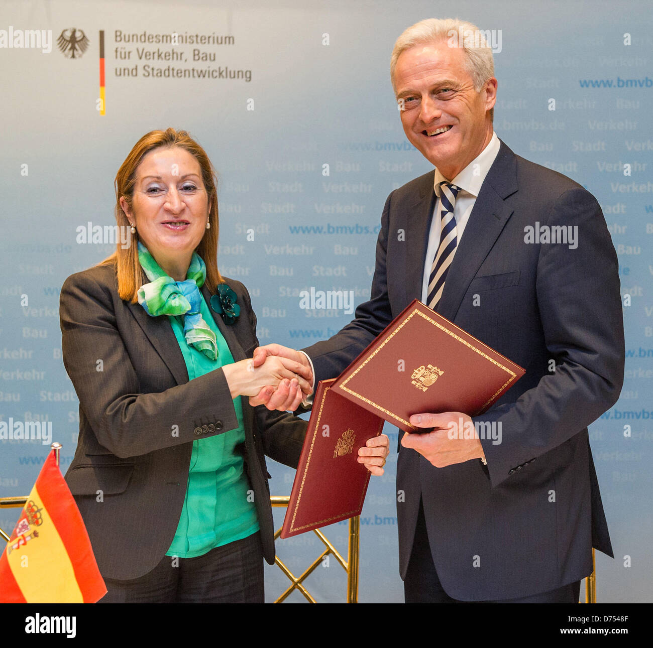 Ministro dei Trasporti tedesco Peter Ramsauer (CSU) e spagnolo ministro dei Trasporti, Ana Maria Pastor Julian, agitare le mani dopo la firma di un trattato di Monaco di Baviera, Germania, il 29 aprile 2013. Foto: MARC MUELLER Foto Stock