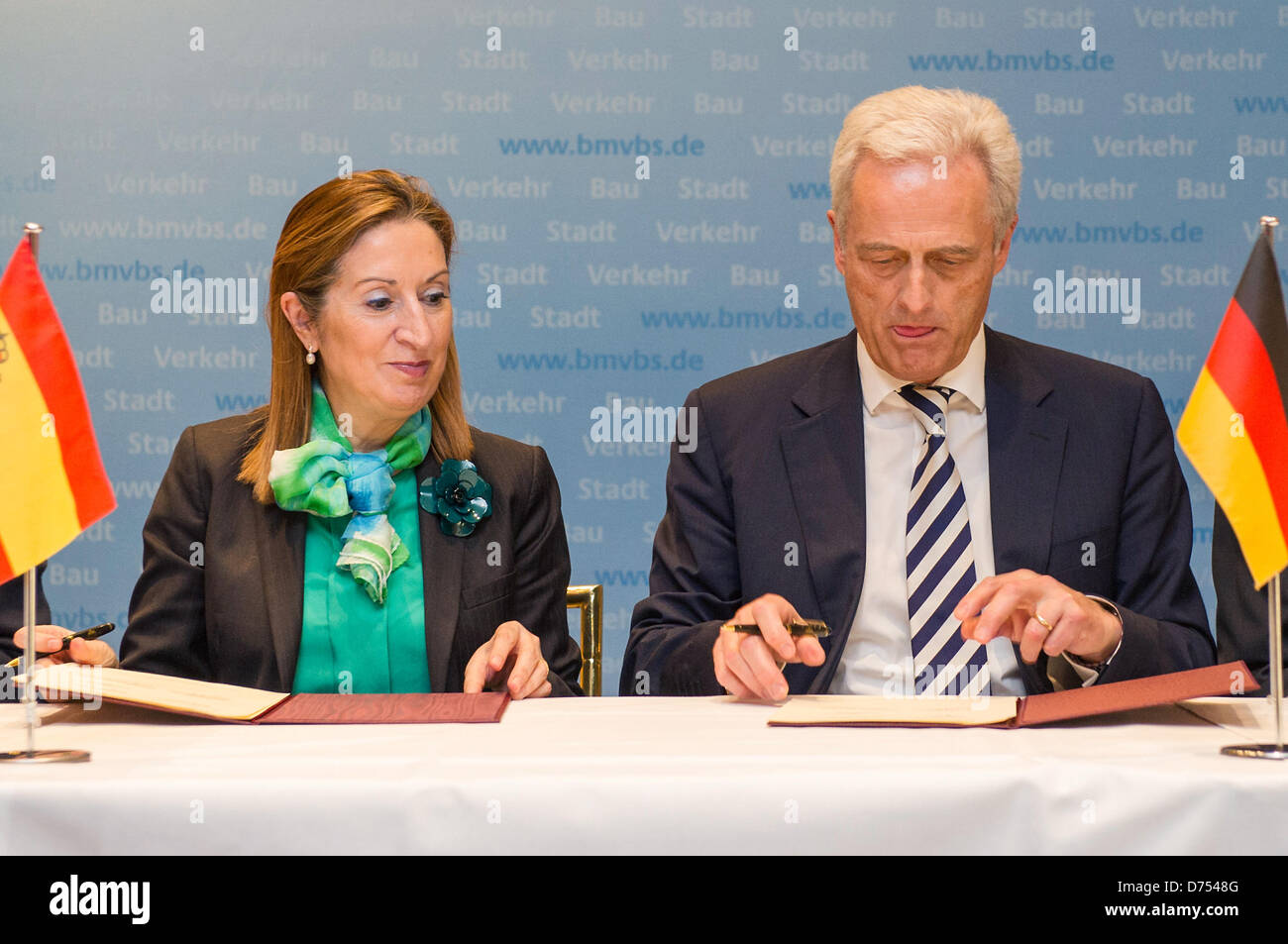 Ministro dei Trasporti tedesco Peter Ramsauer (CSU) e spagnolo ministro dei Trasporti, Ana Maria Pastor Julian, firmare un trattato di Monaco di Baviera, Germania, il 29 aprile 2013. Foto: MARC MUELLER Foto Stock