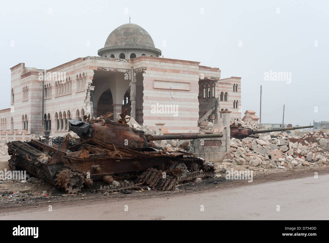 Distrutta la moschea e un serbatoio di bruciato, Azaz, Siria Foto Stock