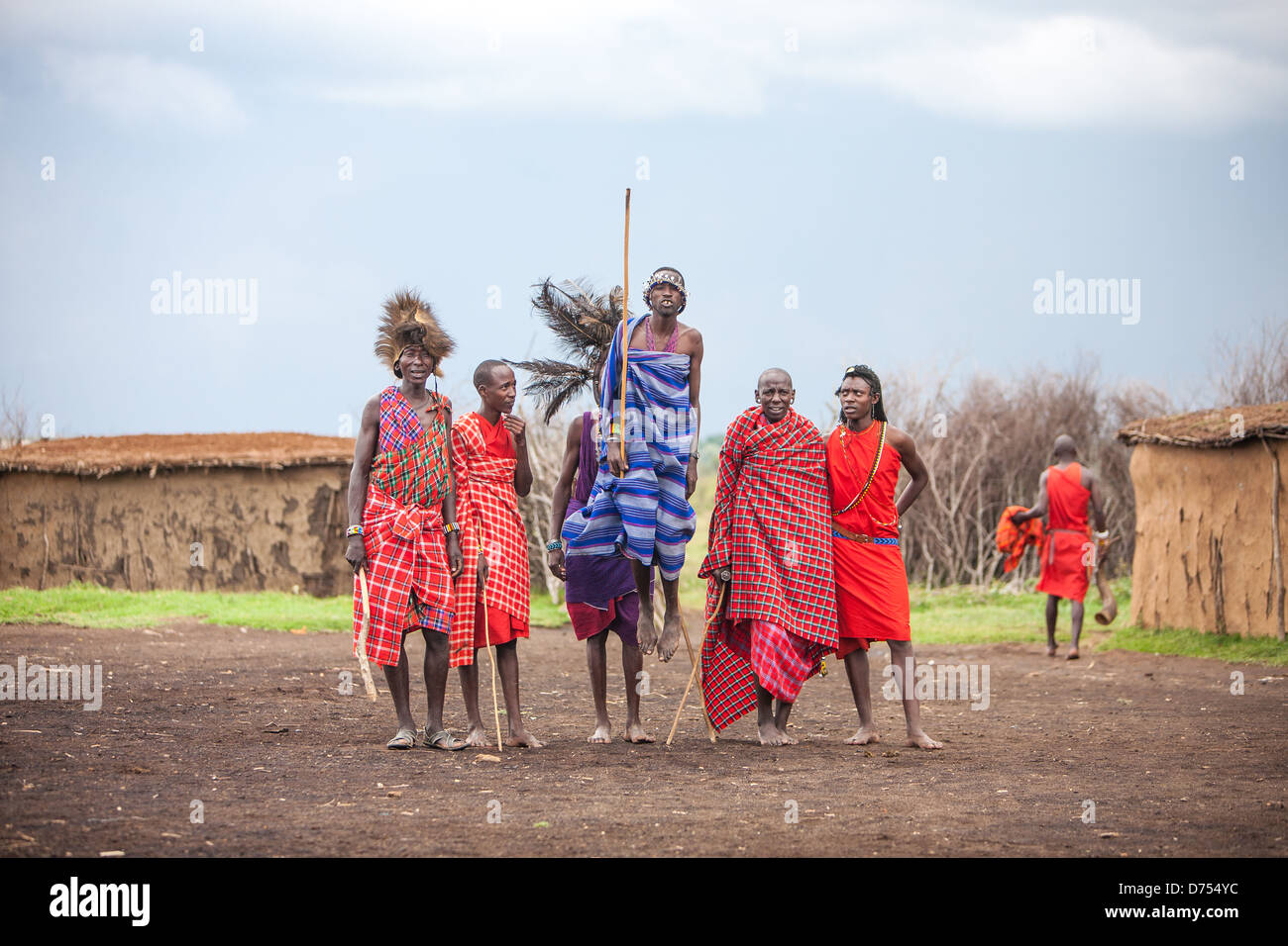Gli uomini Maasai saltano energicamente nell'aria durante la tradizionale danza di salto Adumu, una vibrante dimostrazione di forza, resistenza e orgoglio. Foto Stock