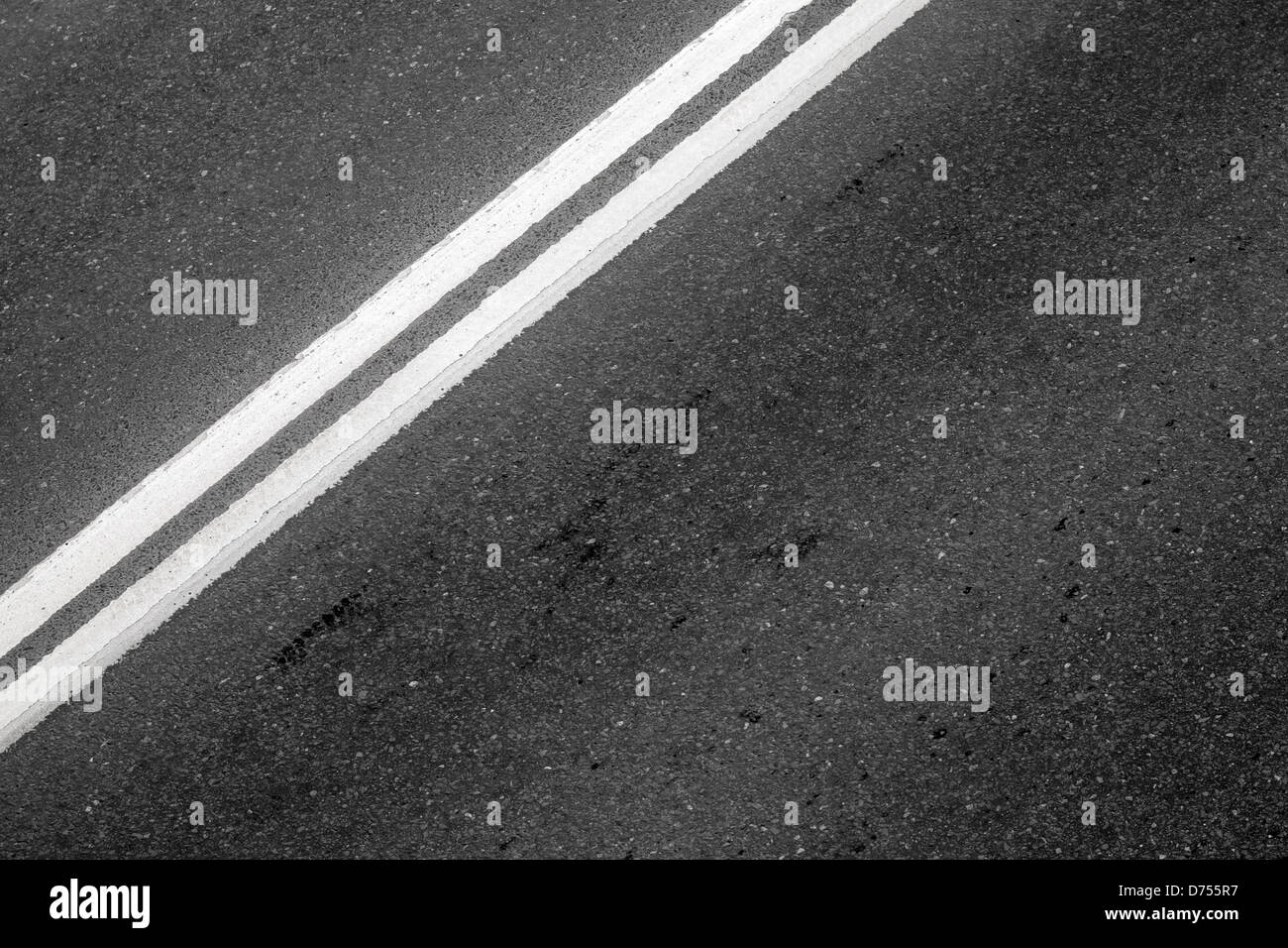 Strada asfaltata con bianco solido doppia linea. Trasporto texture di sfondo Foto Stock