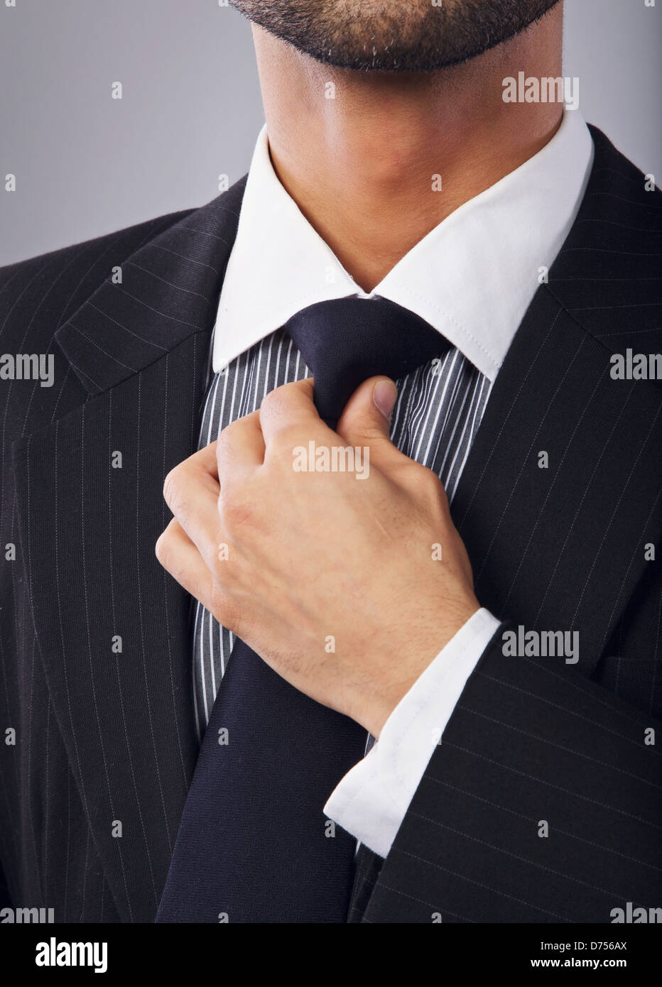 Primo piano di un uomo aziendale adegua la sua cravatta Foto Stock