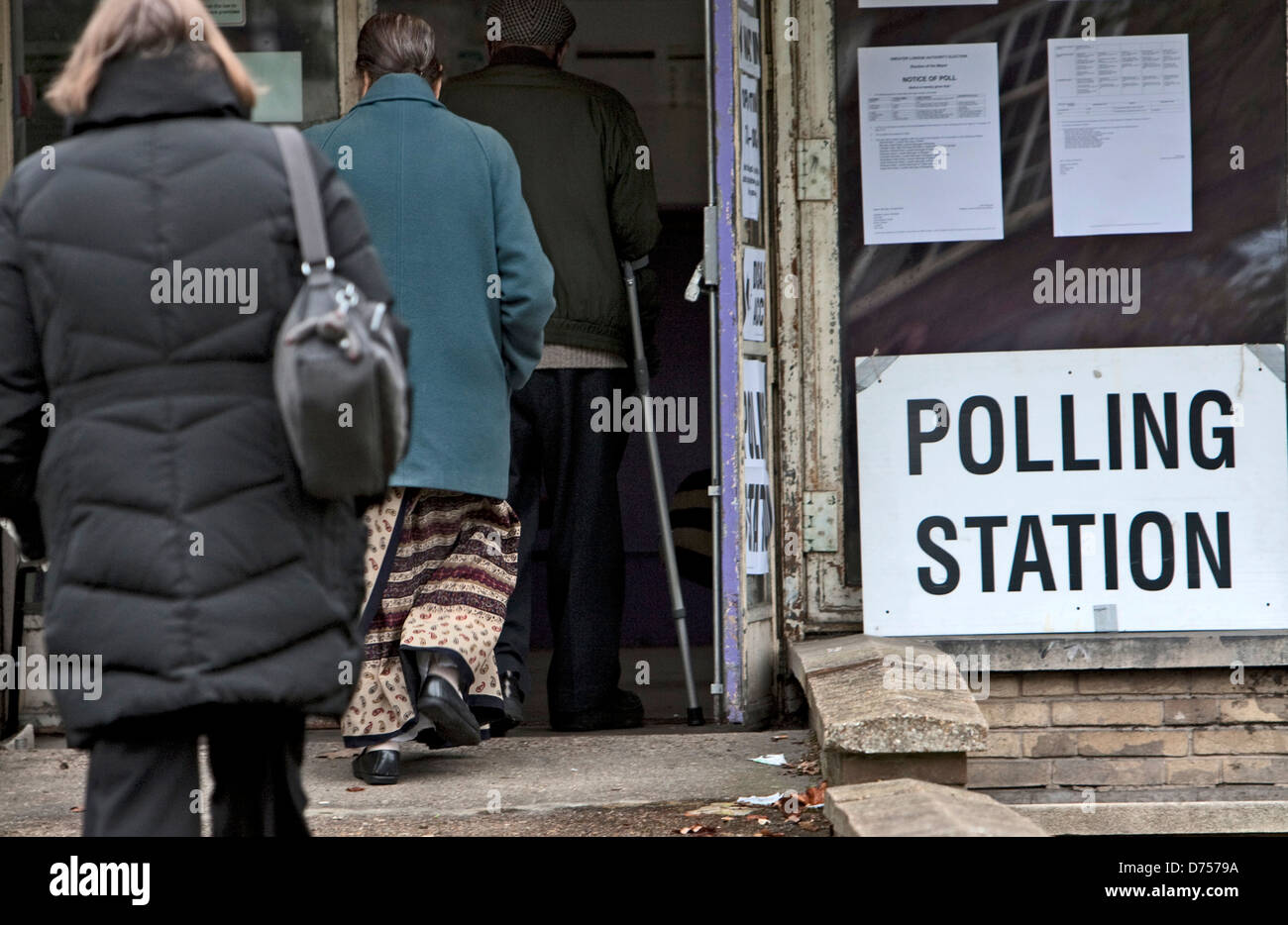 Stazione di polling segni con le persone andare e venire nel nord ovest di Londra 2012 Foto Stock