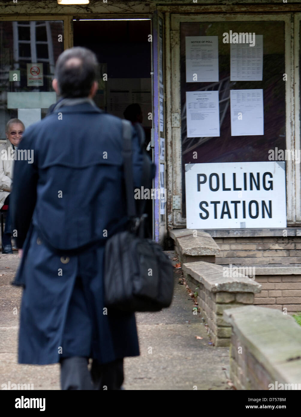 Stazione di polling segni con le persone andare e venire nel nord ovest di Londra 2012 Foto Stock