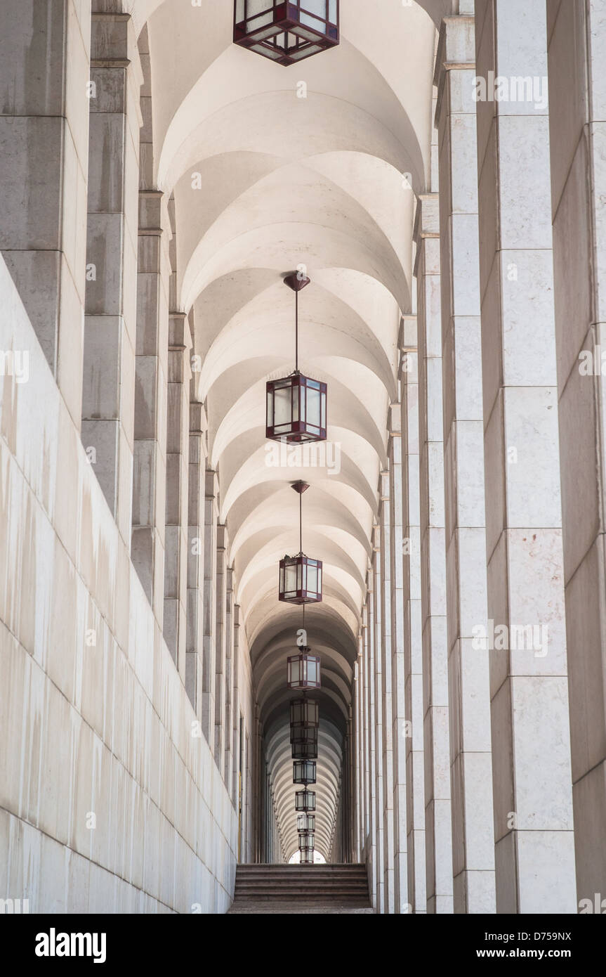 Lungo corridoio bianco in emblematico edificio Foto Stock