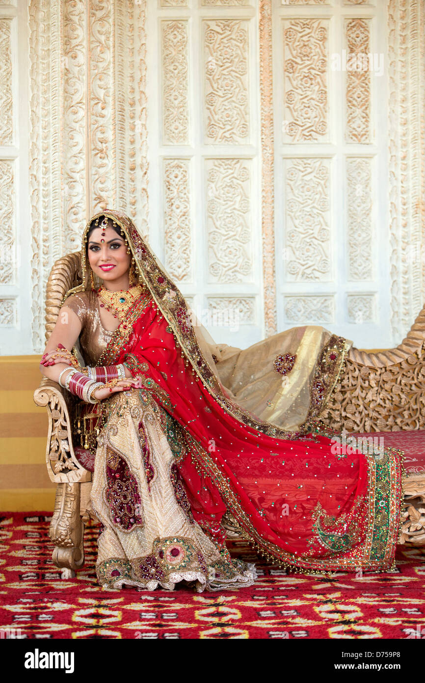 Sposa indiano nel tradizionale abito da sposa seduta su un divano Foto  stock - Alamy