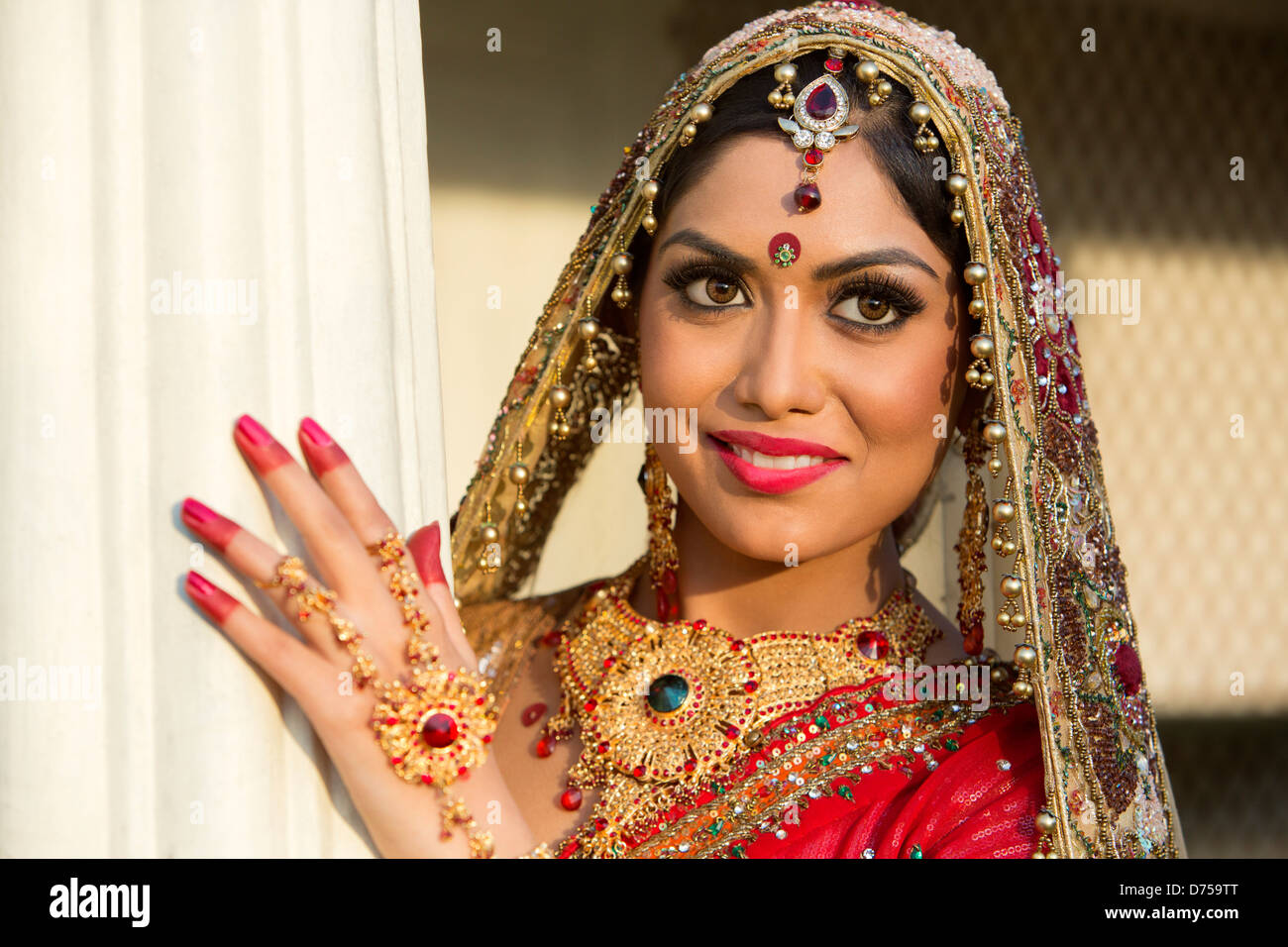 Bella Sposa indiano nel tradizionale abito da sposa Foto stock - Alamy