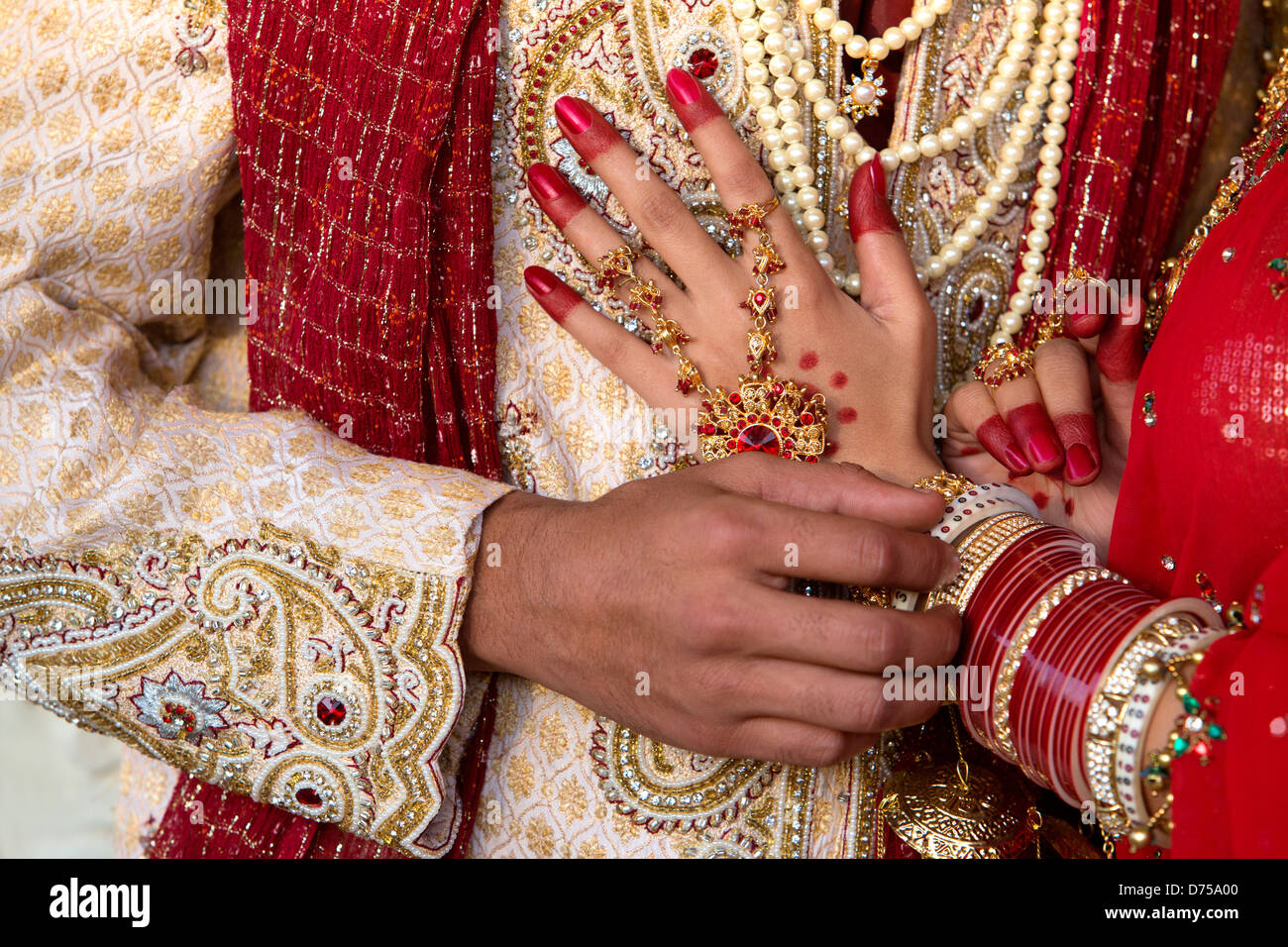 Close-up di un indiano sposa e lo sposo in tradizionale abito da sposa Foto Stock