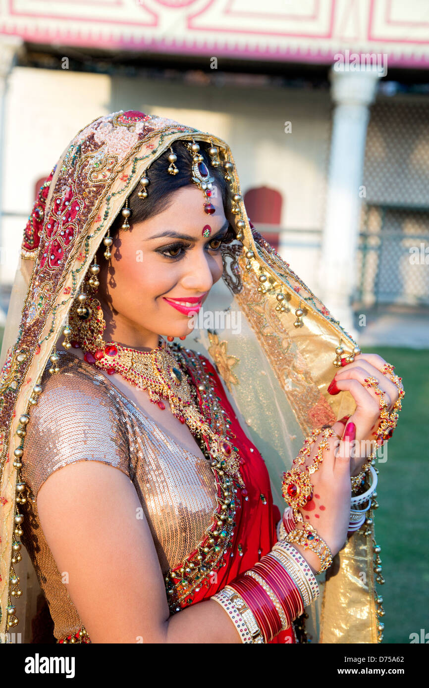 Bella Sposa indiano nel tradizionale abito da sposa e posa Foto stock -  Alamy