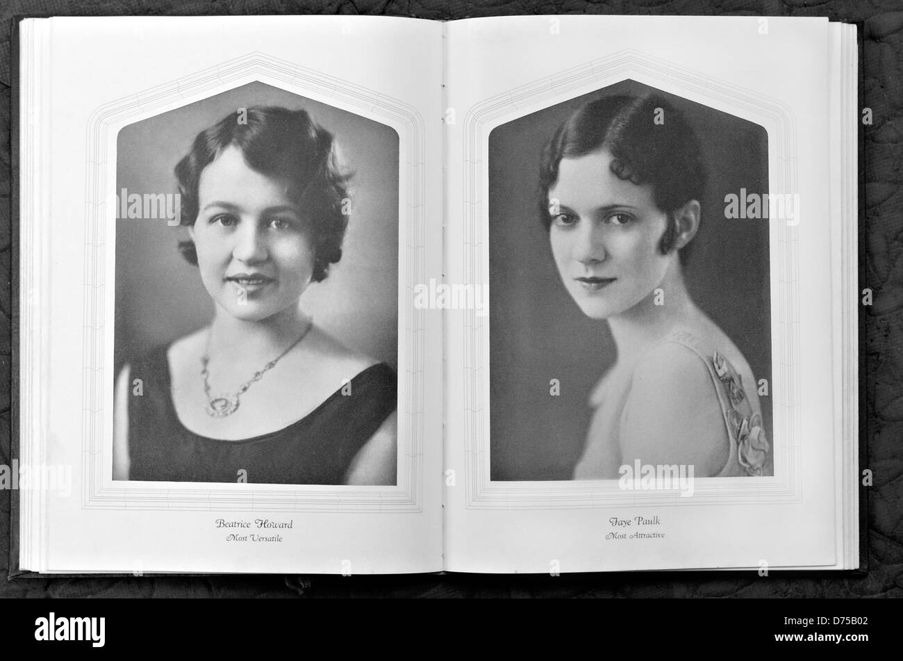 Due belle donne in un annuario vintage album. Foto Stock