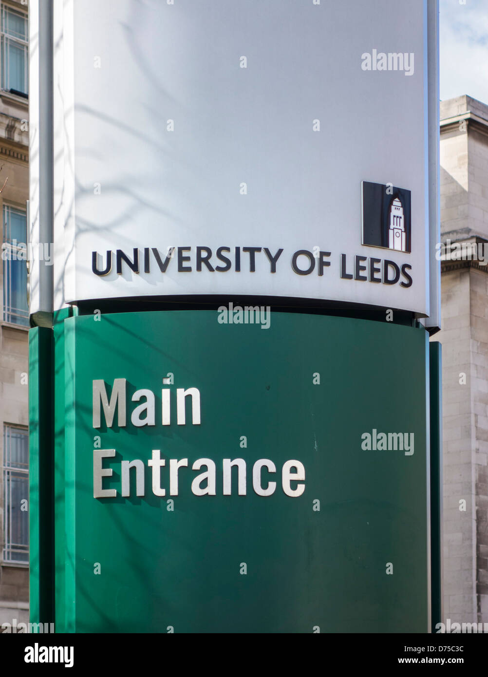 Cartello fuori l'ingresso principale dell'Università di Leeds campus, Leeds, West Yorkshire, Regno Unito Foto Stock