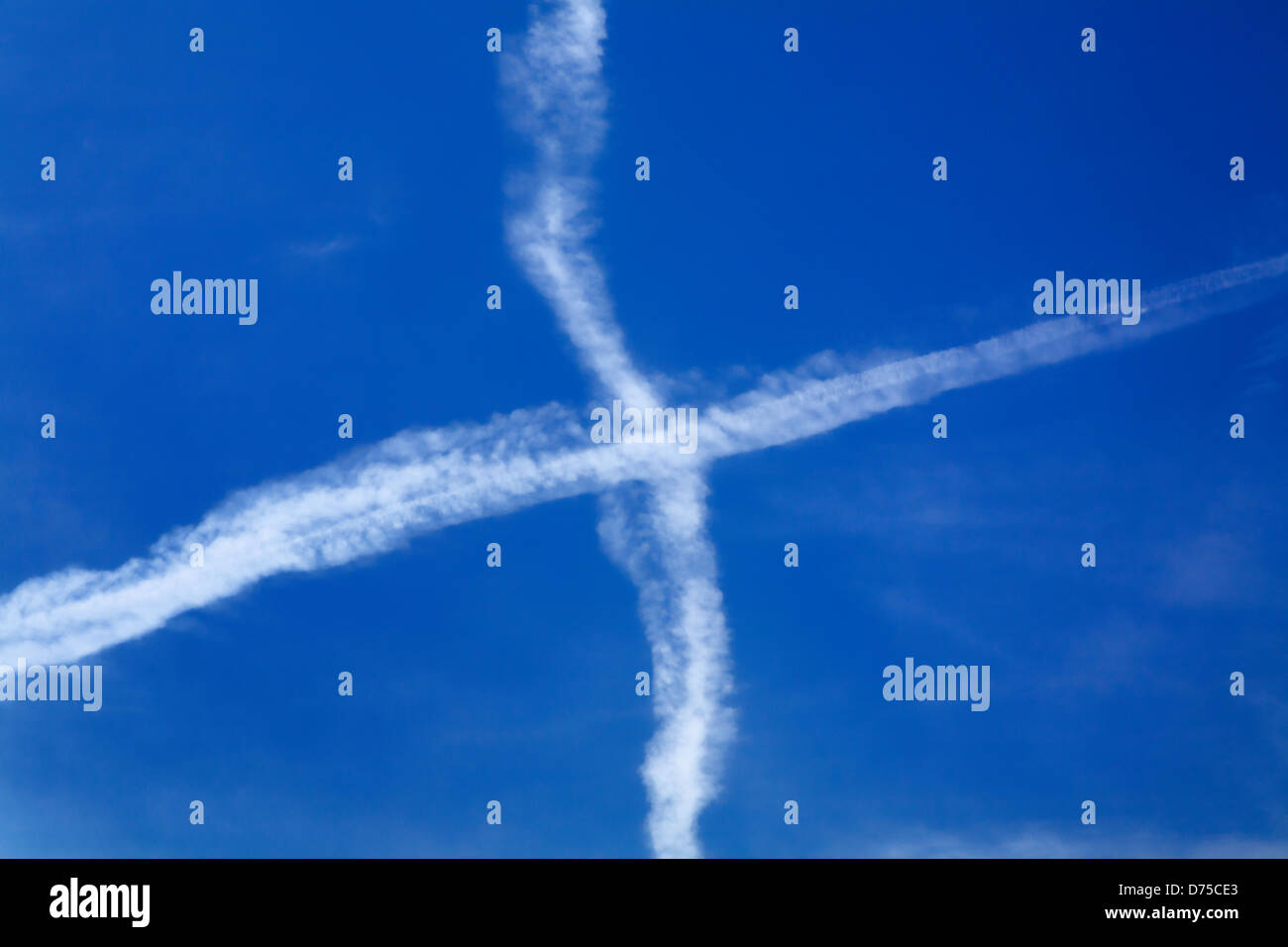 Sentiero di condensazione formando una croce di aria nel cielo Foto Stock