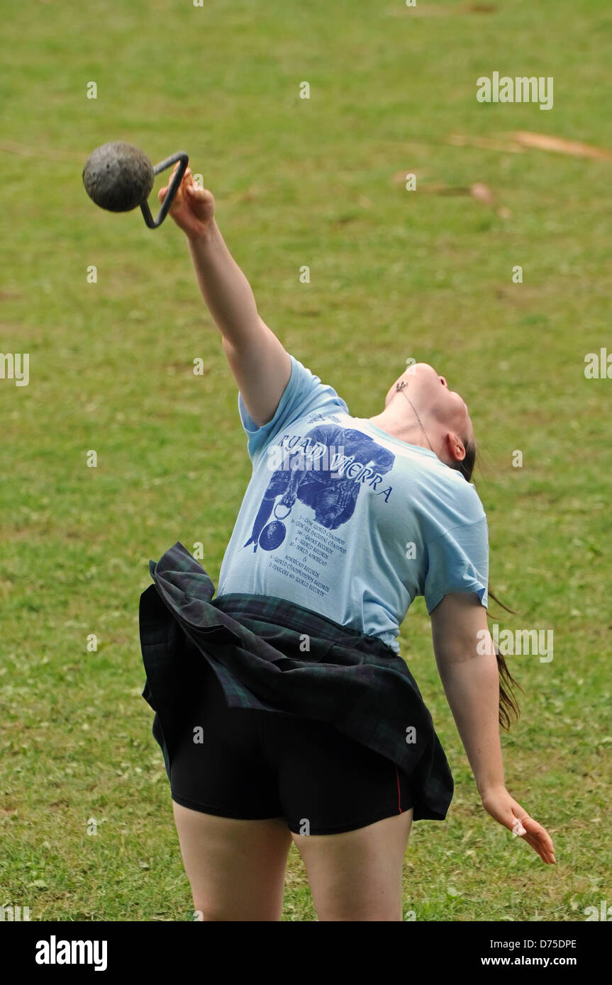 Peso donna buttare evento in Scottish Highland Games Foto Stock