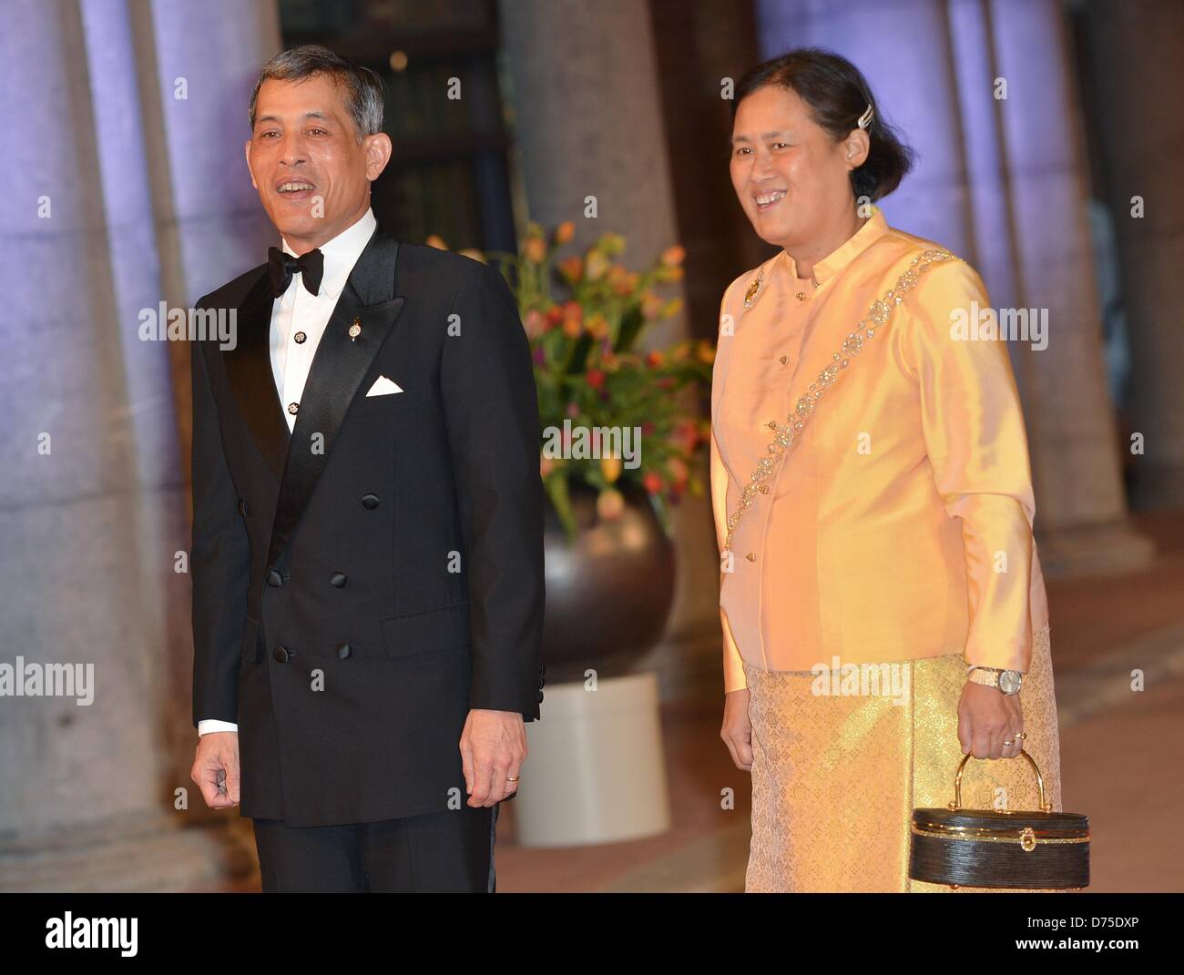 In Tailandia la principessa Maha Chakri Sirindhorn (R) il tailandese e il Principe ereditario Maha Vajiralongkorn arriva per una cena in occasione dell'abdicazione della Regina olandese Beatrice e l' investitura del principe Willem Alexander come re, 29 aprile 2013, il Rijksmuseum, di Amsterdam, in Olanda. Foto: Britta Pedersen/dpa Foto Stock