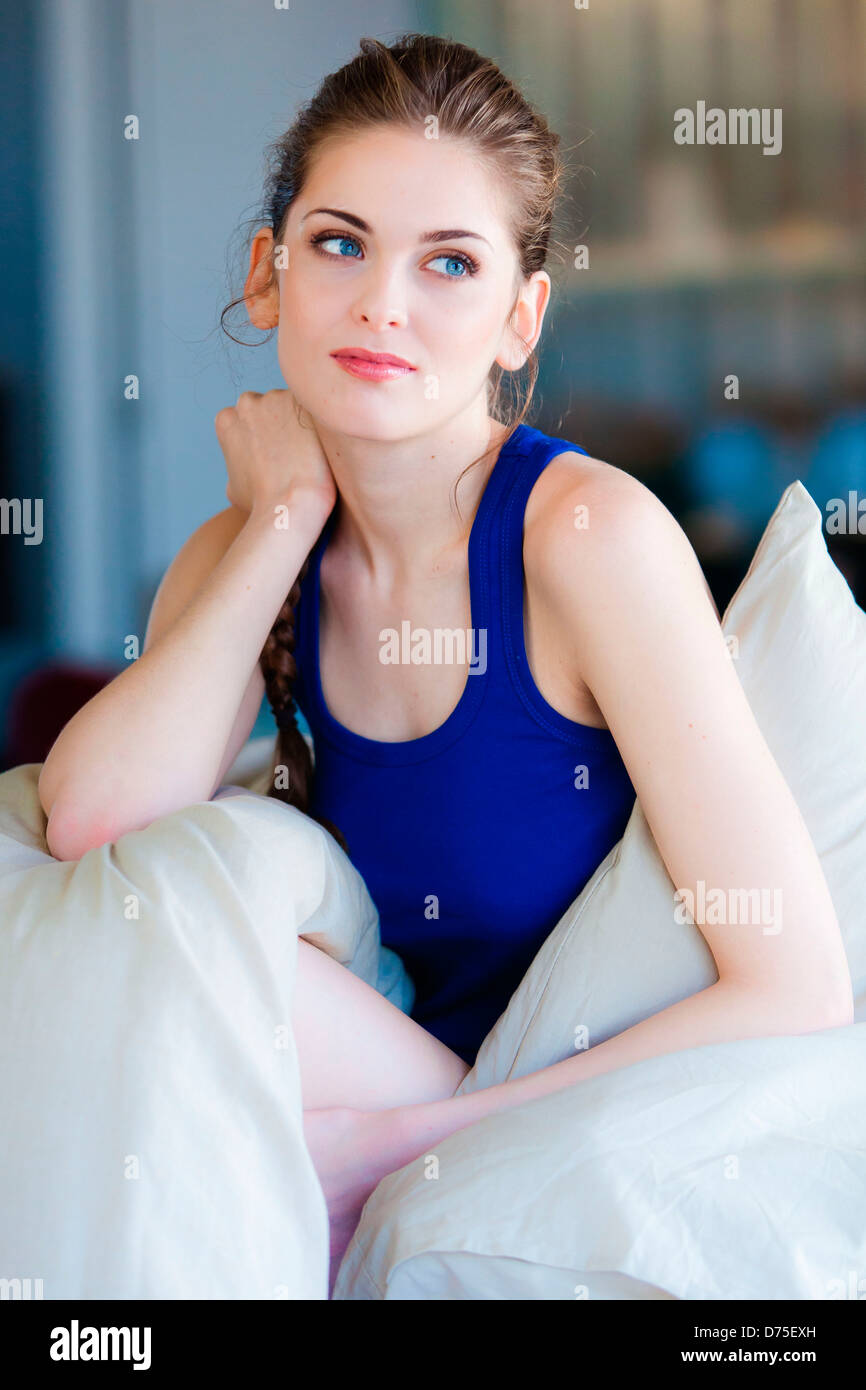 La donna che soffre di dolori al collo. Foto Stock