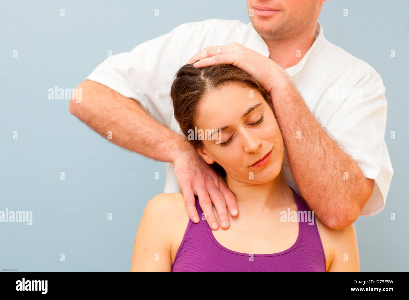 Osteopatia strutturale di sessione in una donna che soffriva di dolori al collo. Foto Stock