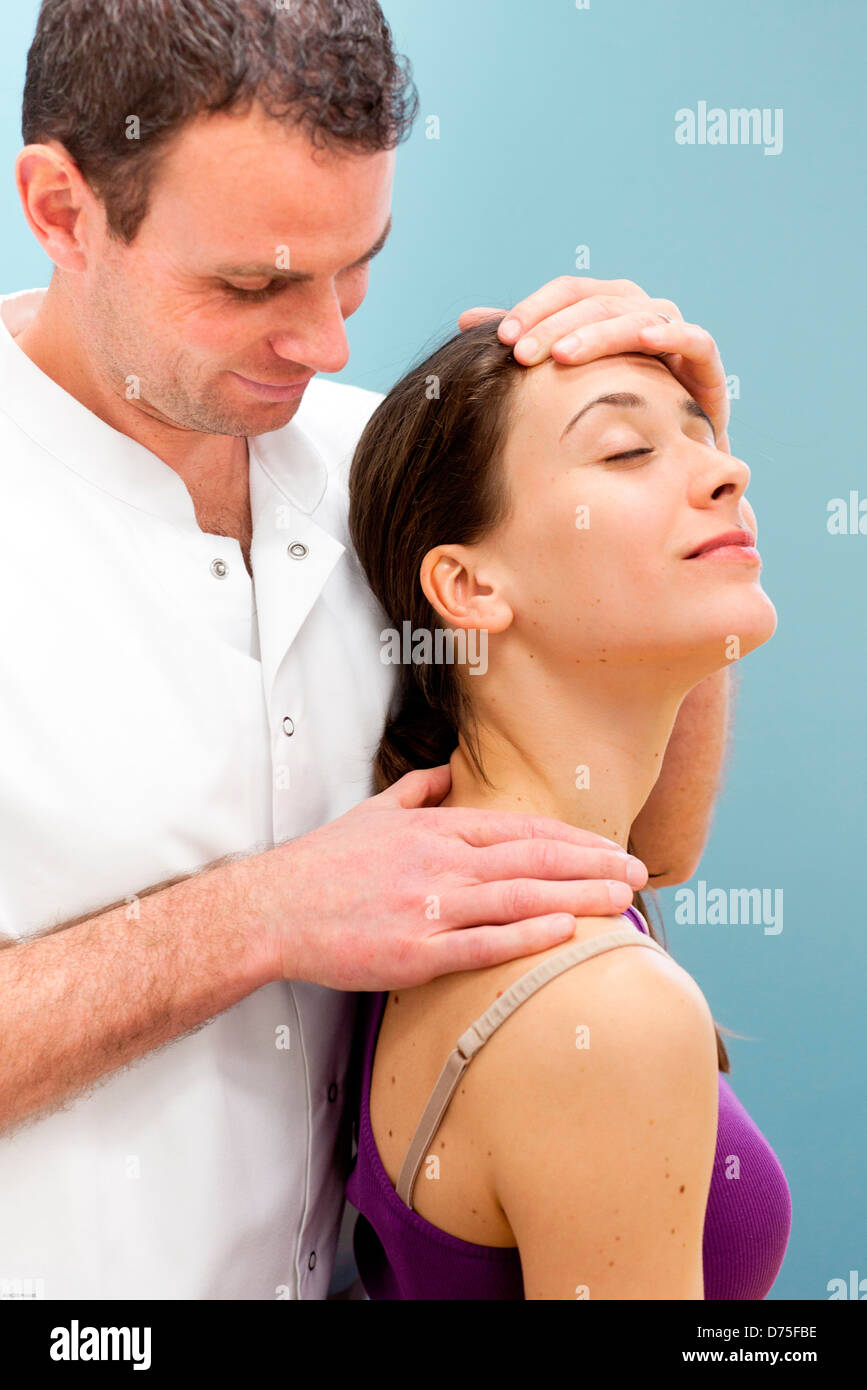 Osteopatia strutturale di sessione in una donna che soffriva di dolori al collo. Foto Stock
