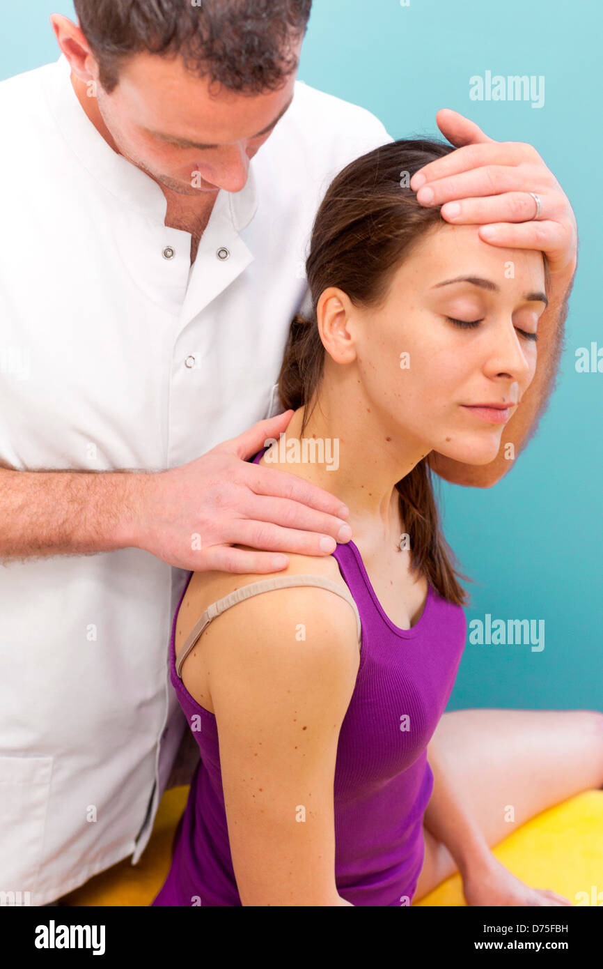 Osteopatia strutturale di sessione in una donna che soffriva di dolori al collo. Foto Stock