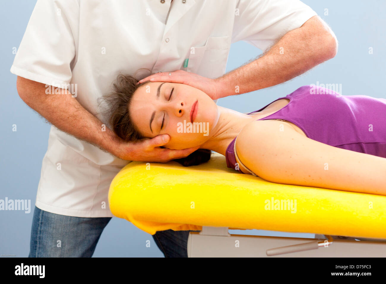Osteopatia strutturale di sessione in una donna che soffriva di dolori al collo. Foto Stock