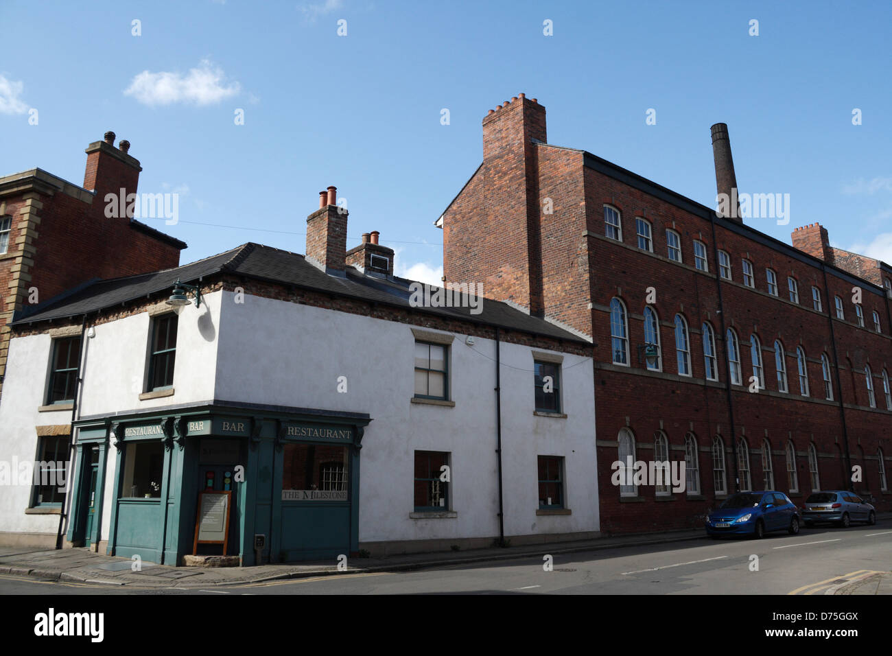 Il Milestone ha rinnovato il pub d'angolo e la vecchia fabbrica convertita in case a Kelham Island Sheffield Inghilterra. Ristorante gastro pub Foto Stock