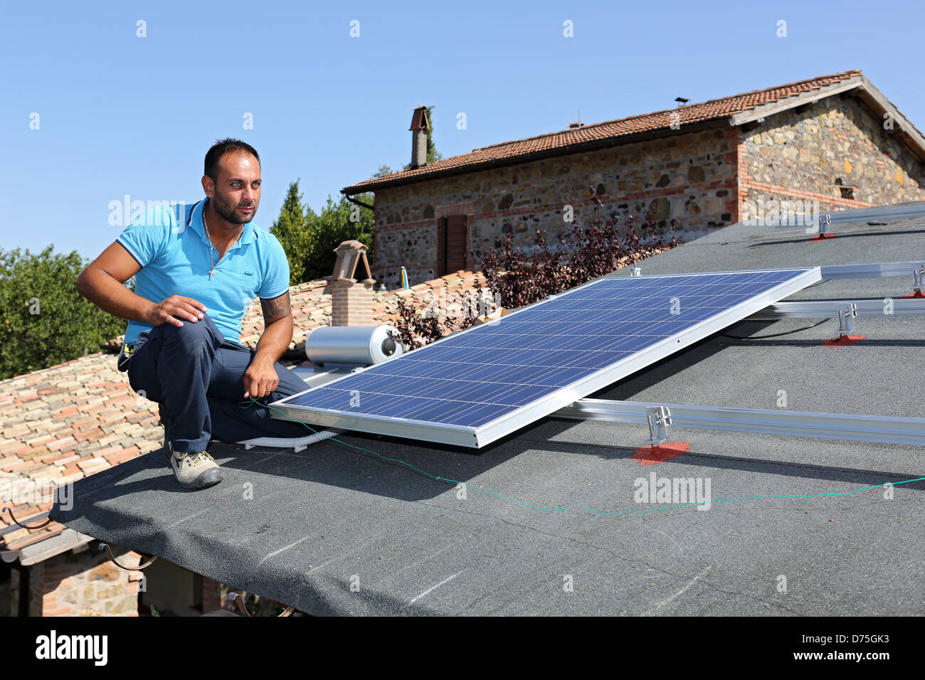 Torre Alfina, Italia, installando un impianto solare sul tetto di una casa indipendente Foto Stock