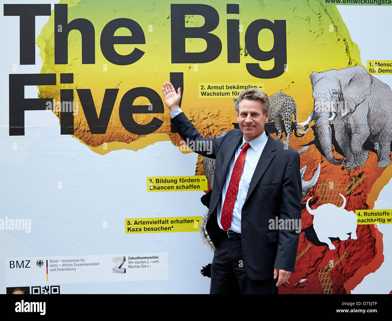 Berlino, 29 aprile 2013. Inizio della campagna nazionale "Big Five" con Dirk Niebel. Dirk Niebel, ministro federale per la Cooperazione Economica e lo sviluppo e Eberhard Brandes, CEO del WWF Germania, presente il nuovo nationwide poster della campagna "Big Five" del ministero federale per la cooperazione e lo sviluppo economico. Eberhard Brandes, CEO del WWF Germania, mostrando alla stampa il cartello "Big Five" di Berlino. Credit:Reynaldo Chaib Paganelli/Alamy Live News Foto Stock