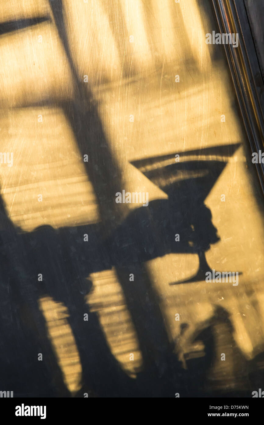 Silhouette di mano azienda coppetta Martini Foto Stock