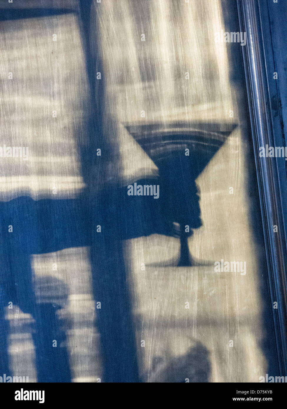 Silhouette di mano azienda coppetta Martini Foto Stock