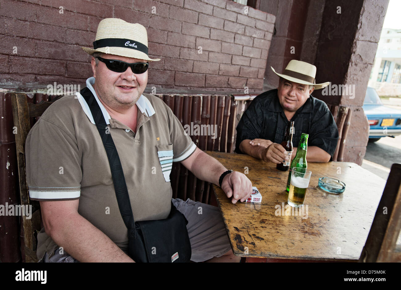 L'Avana, Cuba, turisti in un bar nel Vedado Foto Stock