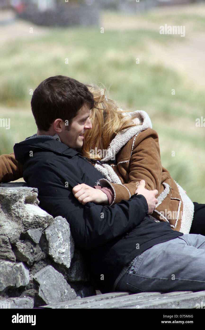 Gli amanti della molla, un paio di chiudere davanti al mare nel loro caldi cappotti. Aprile 2013 Foto Stock