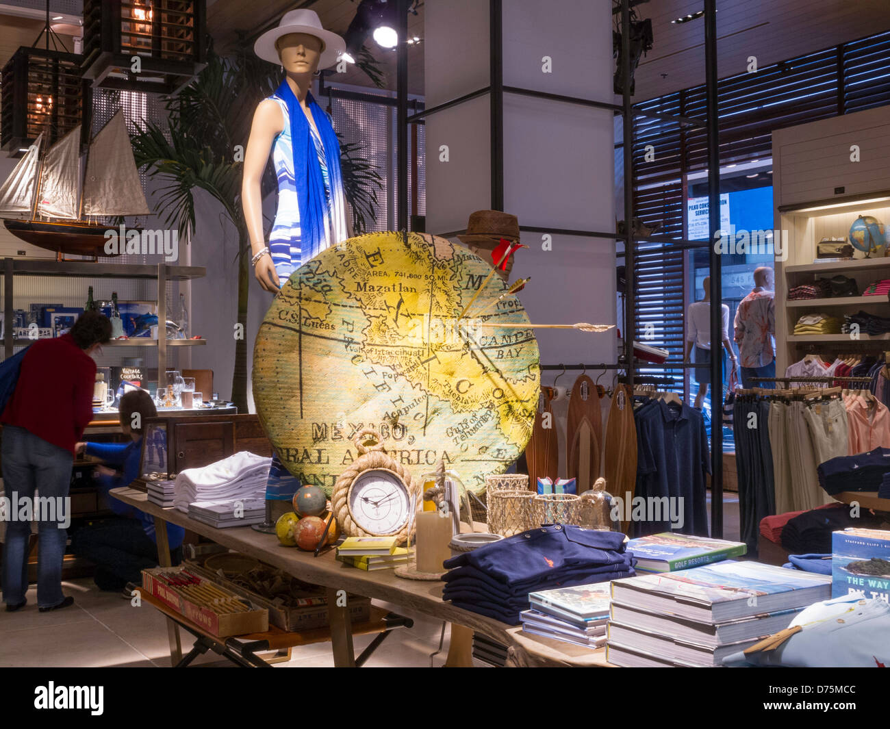 Isola di visualizzazione di stile di vita, Tommy Bahama negozio di abbigliamento, la Fifth Avenue, New York Foto Stock