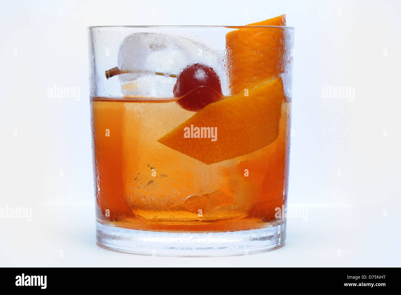 Gin Tonic cocktail con ghiaccio, ciliegia e fettine di arancia Foto Stock