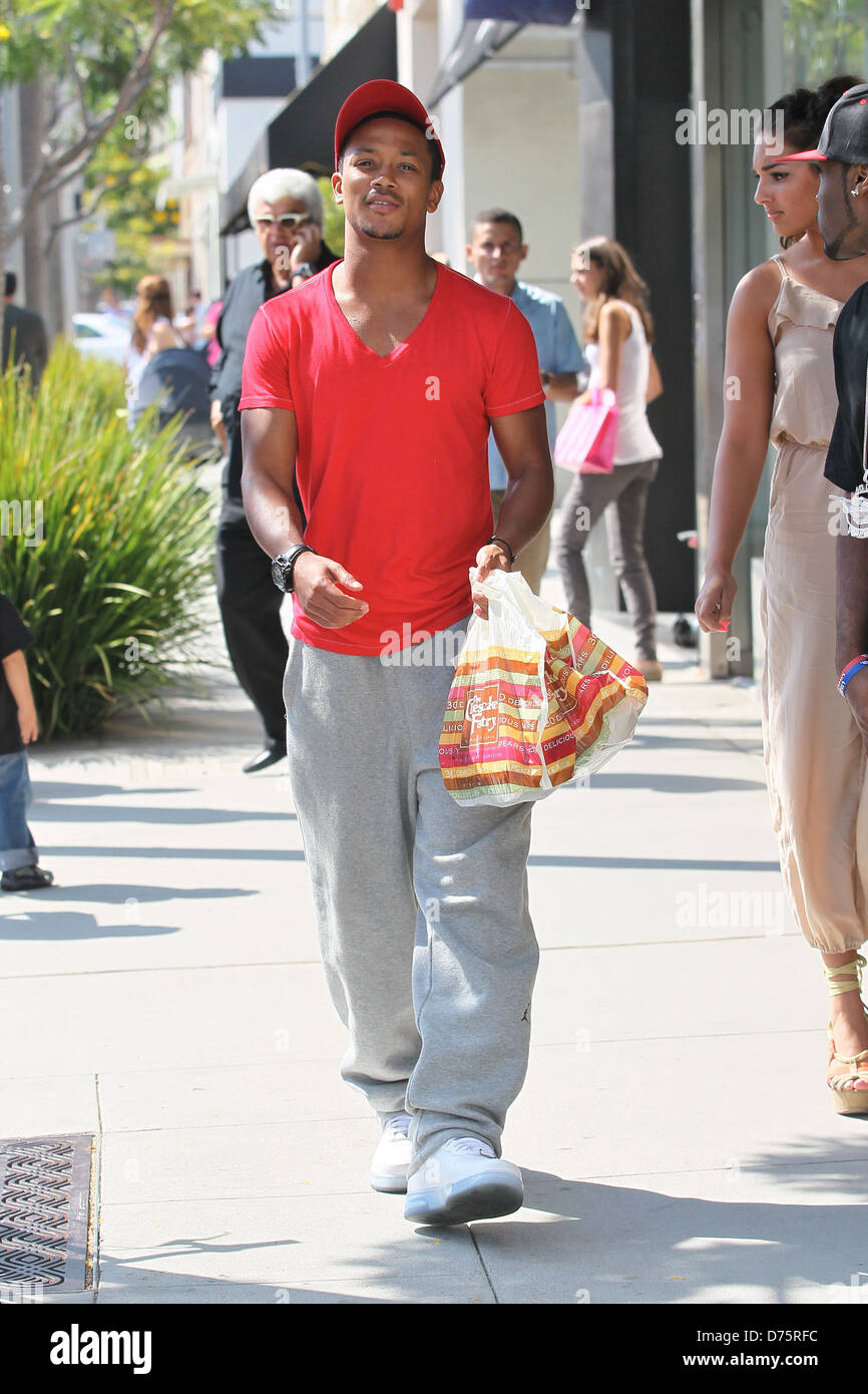 Il rapper Romeo regola se stesso indossando tute come egli lascia la  Cheesecake Factory con un sacco di cibo fuori Los Foto stock - Alamy