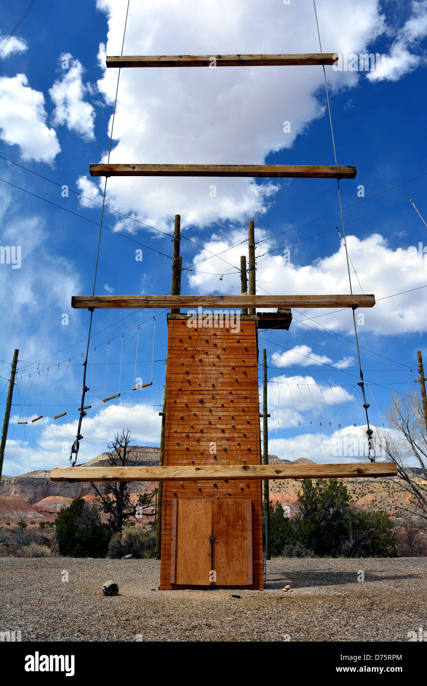 Ropes Course utilizzati per aiutare a sviluppare le capacità di lavoro in squadra. Spesso utilizzati in laboratori per gli adulti e i bambini. Foto Stock