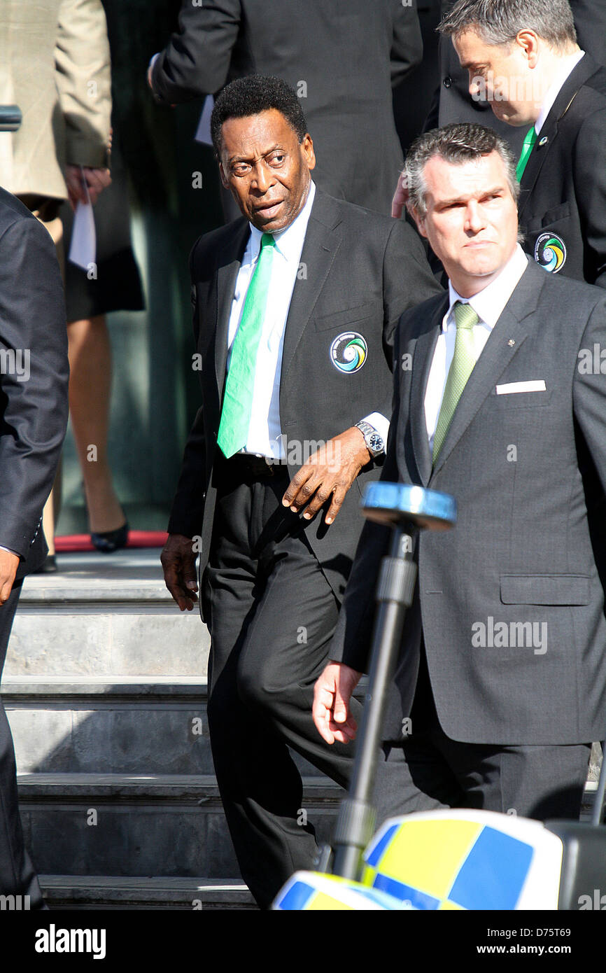 Pele aka Edison 'Edson' Arantes do Nascimento lascia il Lowry Hotel per guardare il Manchester United vs New York Cosmos calcio Foto Stock