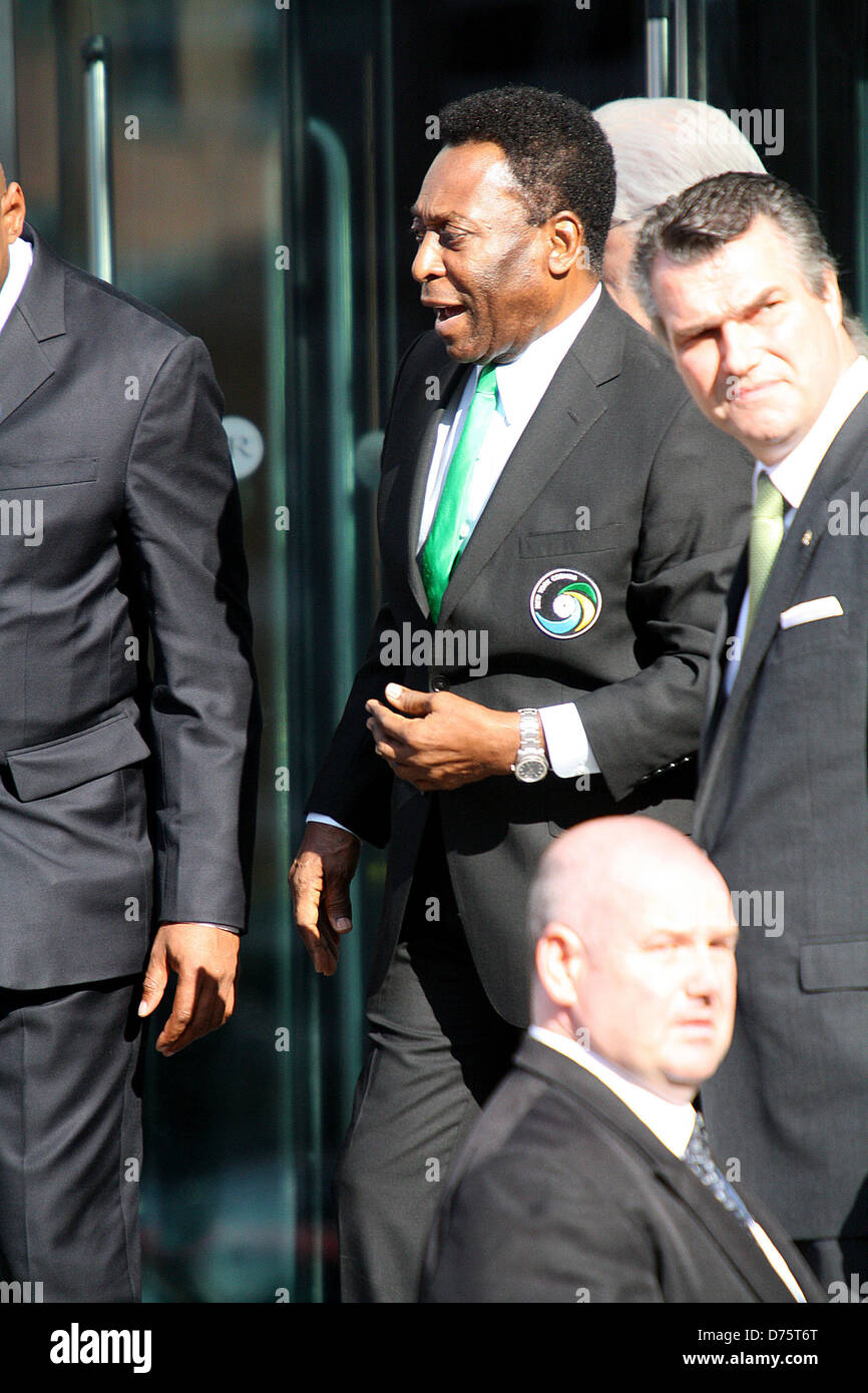 Pele aka Edison 'Edson' Arantes do Nascimento lascia il Lowry Hotel per guardare il Manchester United vs New York Cosmos calcio Foto Stock