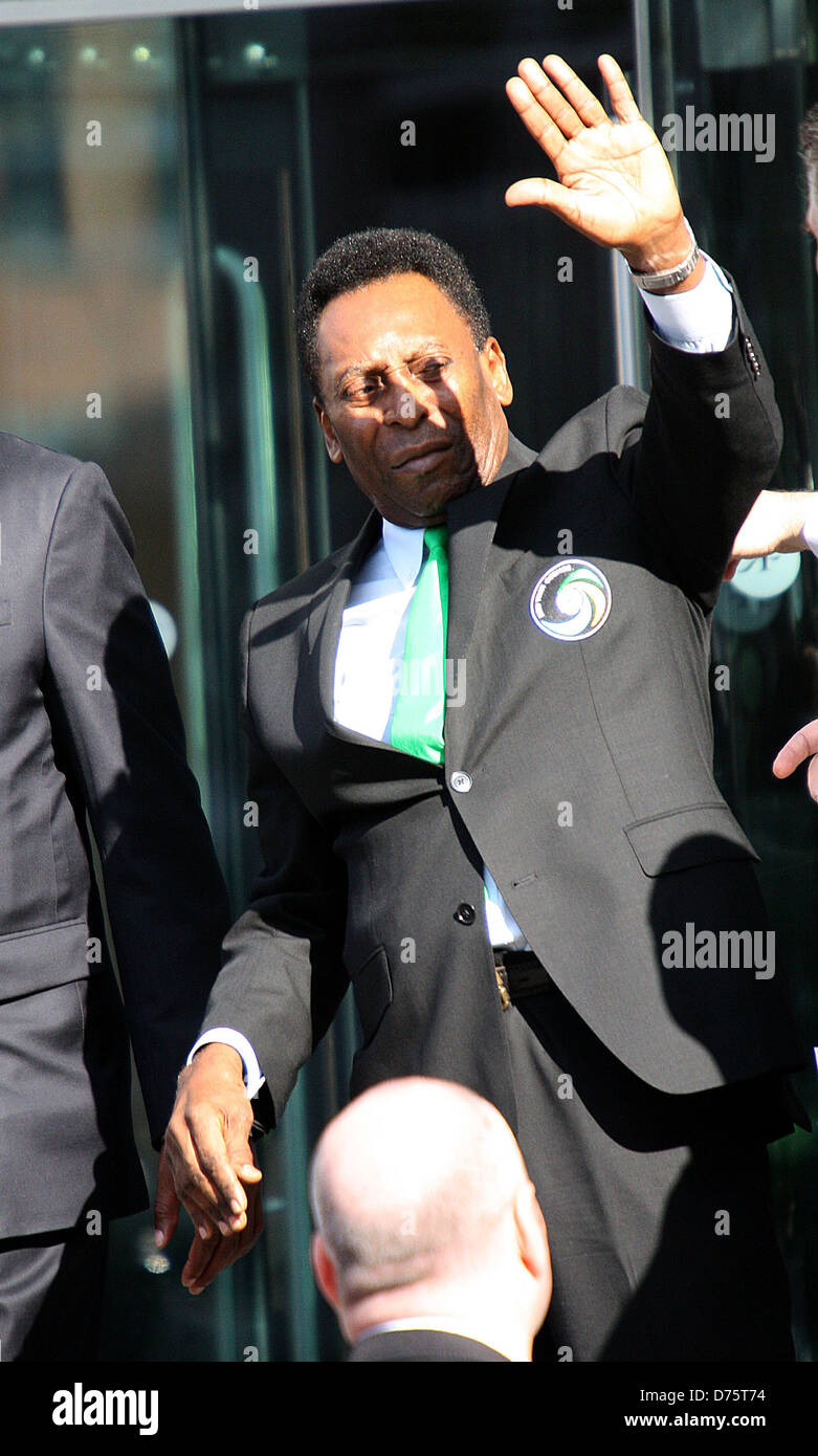 Pele aka Edison 'Edson' Arantes do Nascimento dà un'onda come egli lascia il Lowry Hotel per guardare il Manchester United vs nuovo Foto Stock