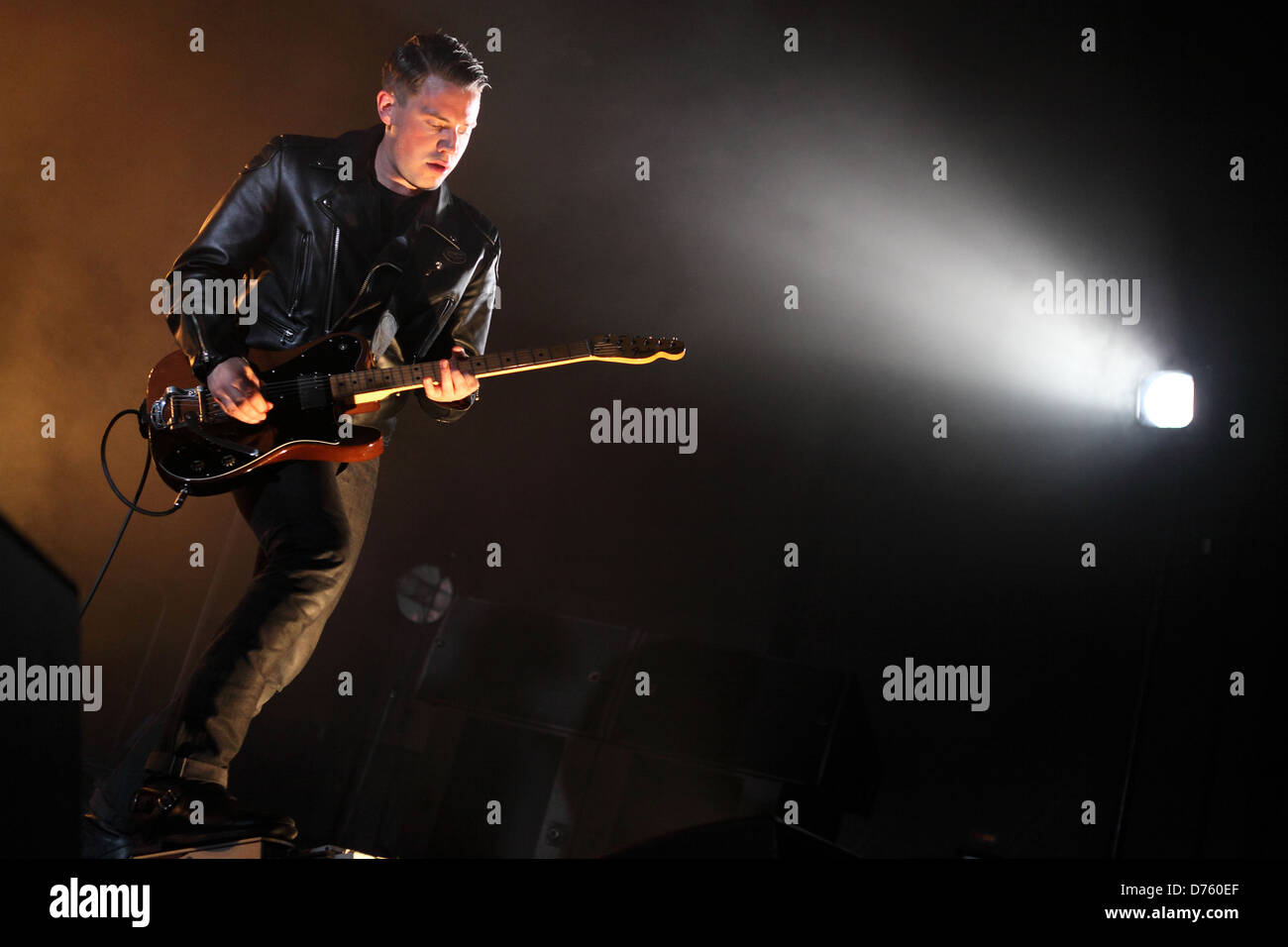 Jamie cuocere gli Arctic Monkeys suonare dal vivo presso il centro Intrattenimento Adelaide, Australia - 10.01.12 Foto Stock