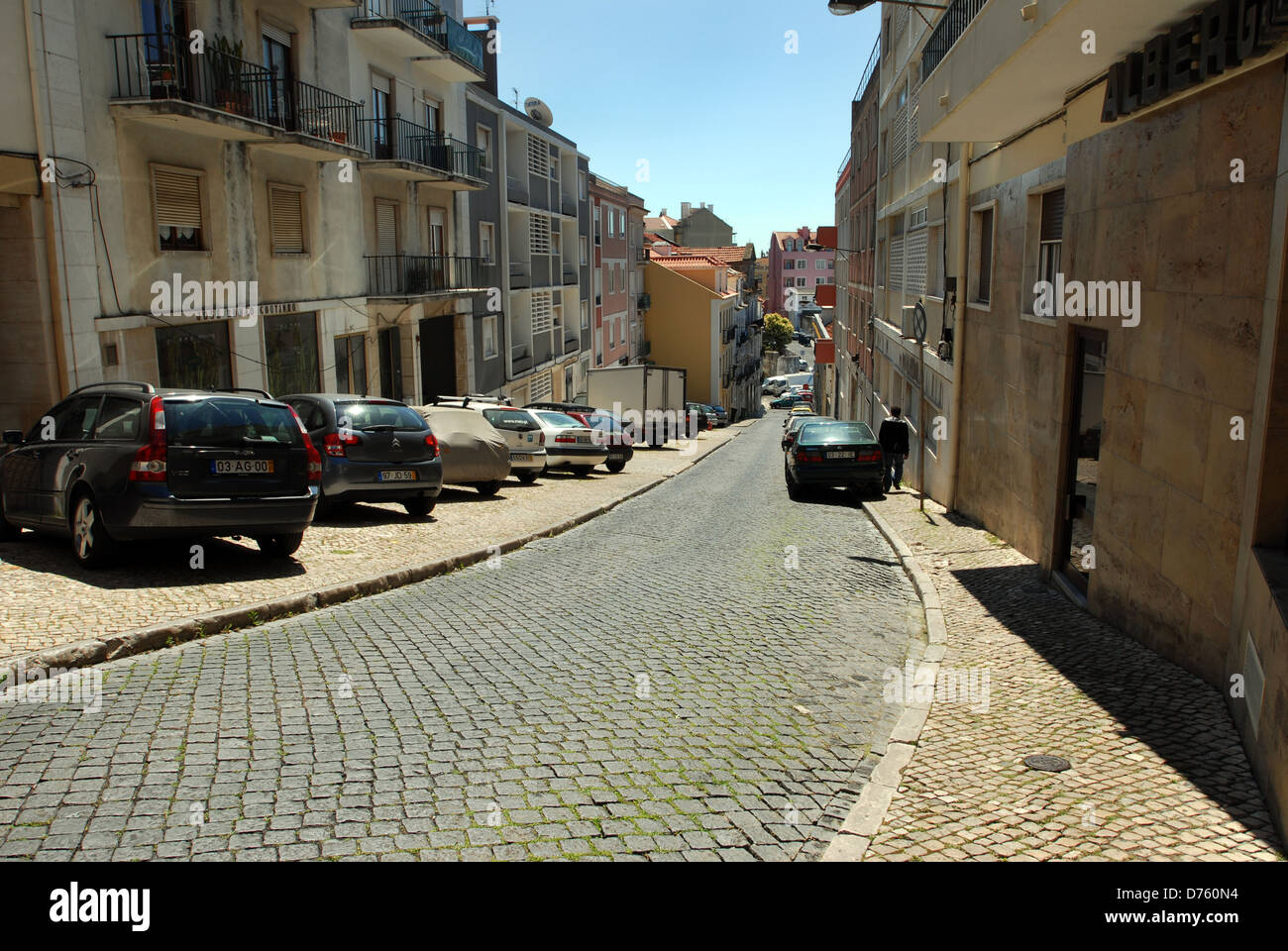 Calcada do Monte, una strada che conduce al centro della città da Graca district su uno dei sette colli di Lisbona. Foto Stock