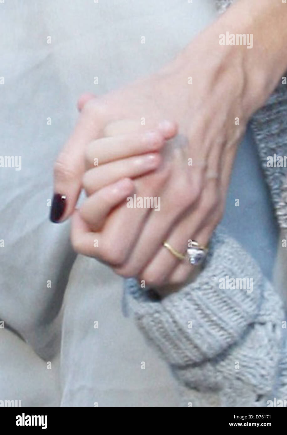 Heidi Klum indossa ancora un anello sul suo matrimonio dito come lei lascia un ristorante in Brentwood Los Angeles, California - 04.02.12 Foto Stock