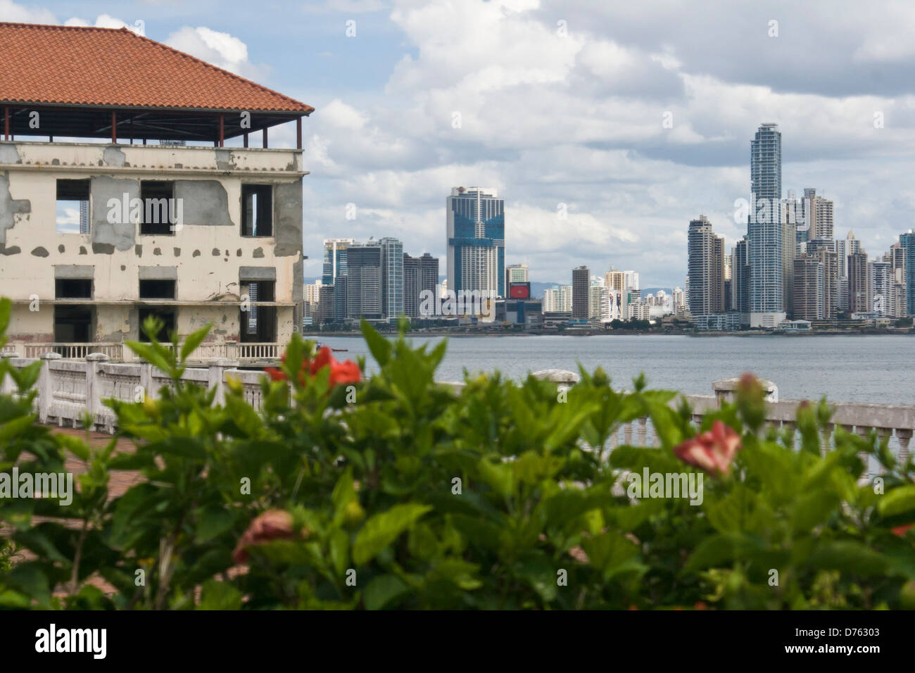 Vista di architettura coloniale Spagnola e giardini, Casco Viejo distretto, Panama City Foto Stock