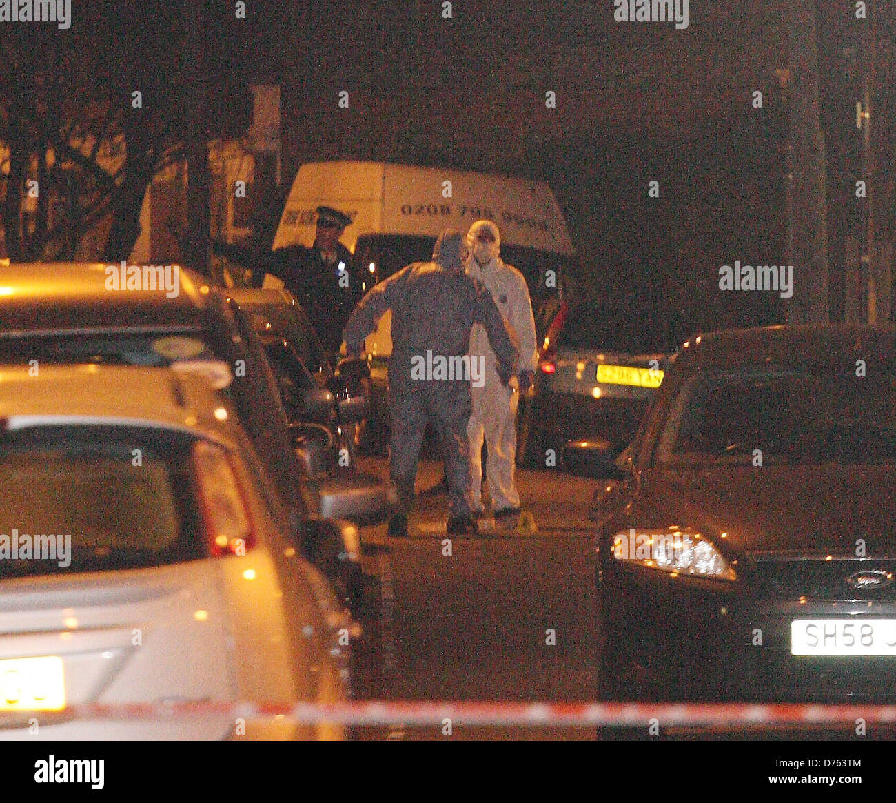 La polizia e gli investigatori forensi in una scena del crimine dove un uomo è stato ucciso a Turnpike Lane Londra Inghilterra - 01.02.12 Foto Stock