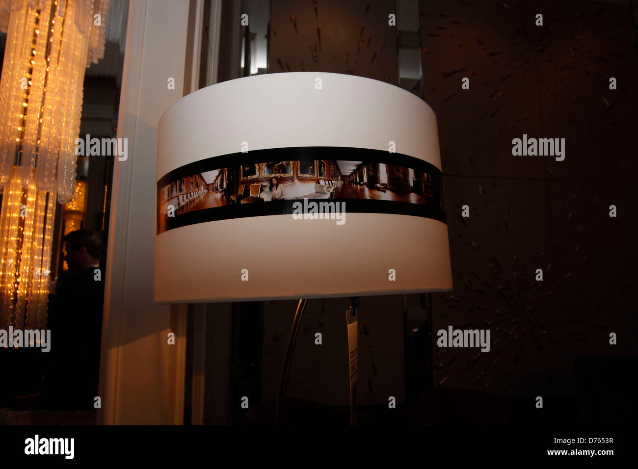 Paralume progettato da Sam Taylor-Wood luci a stella per Starlight bambini la carità di champagne party tenuto presso la struttura The Langham Hotel Foto Stock