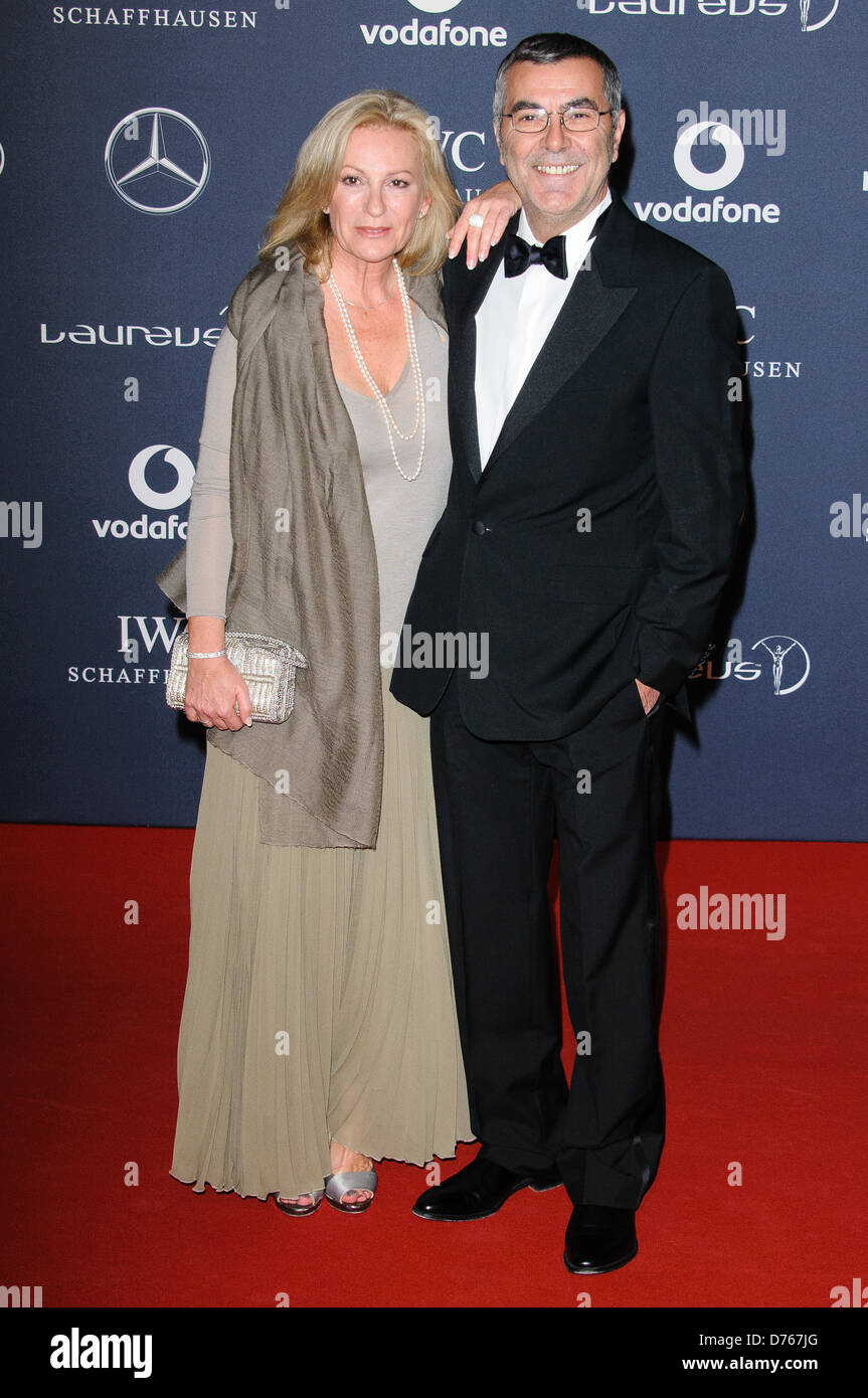 Sabine Christiansen e Ehemann Norbert Medus Laureus Sport Awards tenutosi presso la Queen Elizabeth II Centre - Arrivo. Londra, Foto Stock