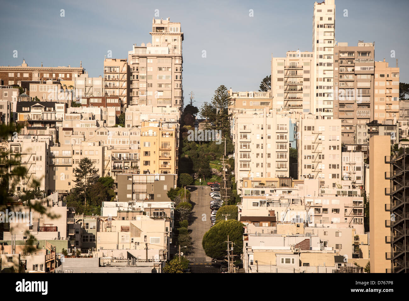 Telegraph Hill Residential Architecture San Francisco California // SAN FRANCISCO, California - una delle ripide colline nel quartiere Telegraph Hill di San Francisco. Telegraph Hill è un importante quartiere residenziale nella parte nord-est della città, noto per i suoi drammatici cambiamenti di altitudine e il carattere storico. L'area sorge a circa 275 metri sopra il livello del mare e si trova tra North Beach e il quartiere finanziario. Telegraph Hill prende il nome da una prima stazione telegrafica a semaforo che operava sulla sua cima negli anni '1850 Il quartiere è sede della Coit Tower, Foto Stock