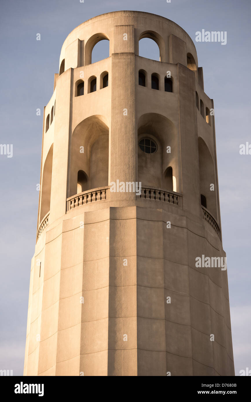 SAN FRANCISCO, California - La parte superiore della Torre Coit sulla sommità del colle del telegrafo in San Francisco, California. La torre fu costruita nel 1933 dai fondi del lascito testamentario di Lillie Coit Hitchcocl. Foto Stock