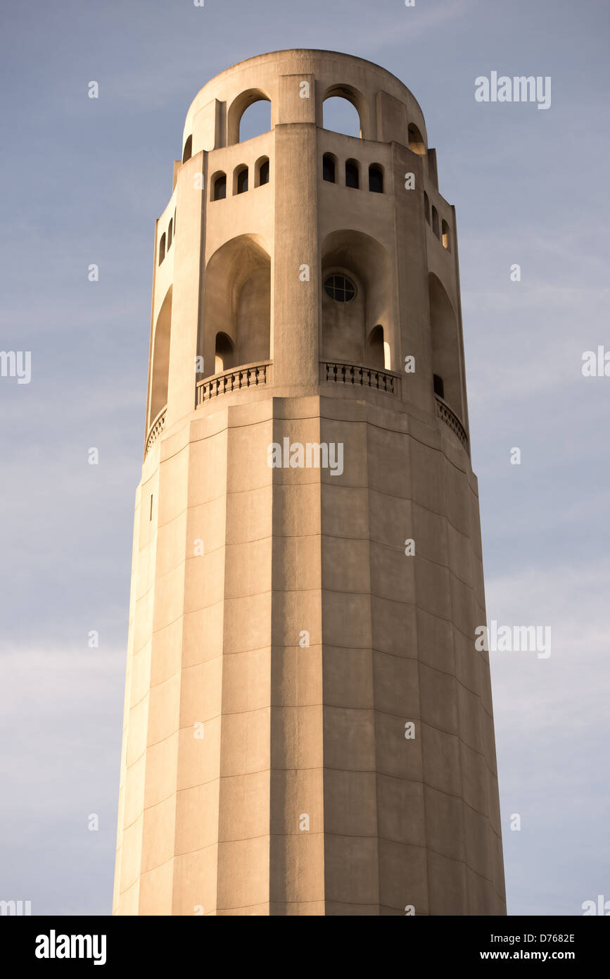 SAN FRANCISCO, California - La parte superiore della Torre Coit, in piedi 210 piedi, sulla sommità del colle del telegrafo in San Francisco, California. La torre fu costruita nel 1933 dai fondi del lascito testamentario di Lillie Coit Hitchcocl. Foto Stock