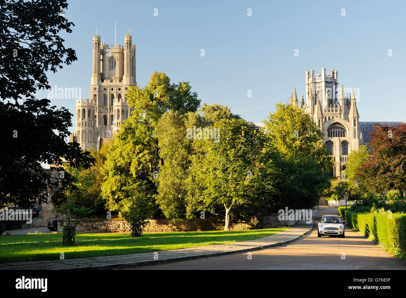 Cattedrale di Ely, Cambridgeshire, Inghilterra. La West Tower (sinistra) e l'Ottagono visto da sud Foto Stock