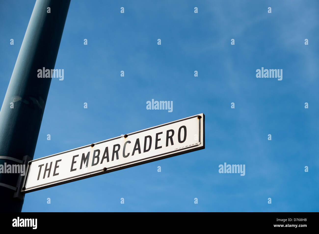 Embarcadero Street Sign San Francisco California // SAN FRANCISCO, California - Un cartello stradale segna l'Embarcadero, la principale strada che corre lungo il lungomare orientale di San Francisco. L'Embarcadero si estende per circa cinque miglia dall'AT&T Park a sud fino al Fisherman's Wharf a nord, servendo come uno dei principali corridoi sul lungomare della città. La strada collega numerosi moli, terminal dei traghetti e attrazioni sul lungomare lungo la baia di San Francisco. Originariamente costruito su terreni pieni, l'Embarcadero divenne un importante viale dopo la rimozione dell'elevato Embarcadero Freewa Foto Stock