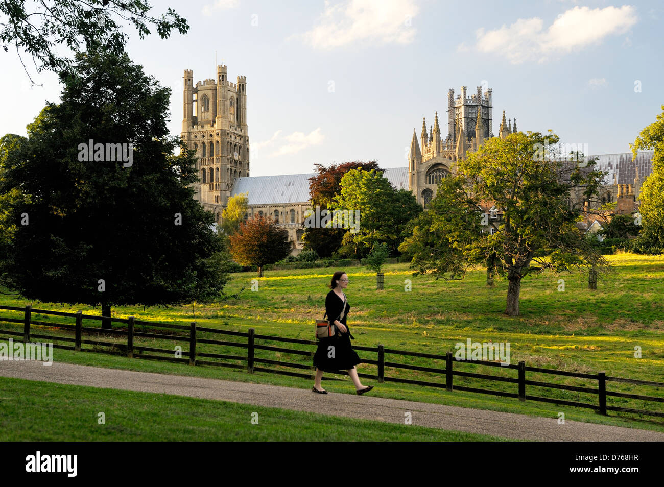 Cattedrale di Ely, Cambridgeshire, Inghilterra. La West Tower (sinistra) e l'Ottagono visto da sud Foto Stock